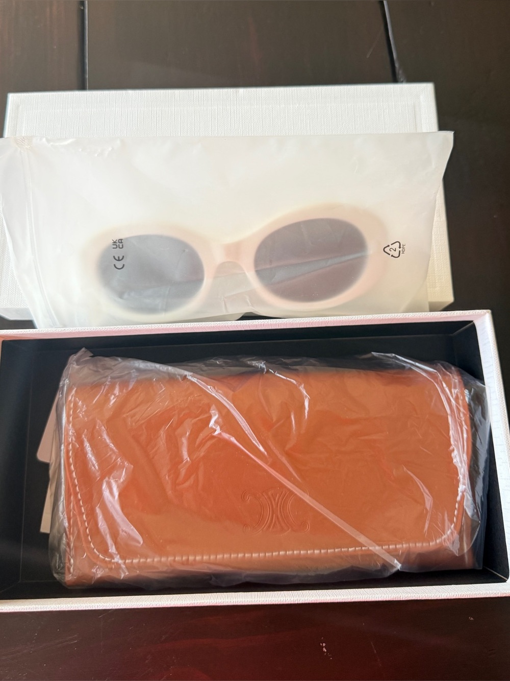 CELINE Paris Triomphe cream/Gold
Sunglasses NIB Full Set
Wristlet storage Case - Picture 4 of 10